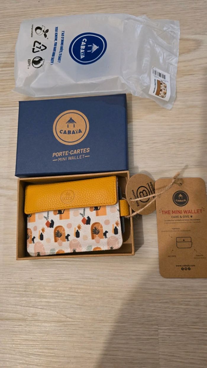 Porte cartes cabaia spa x care and give 2023