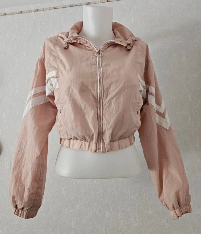 Veste imperméable, à capuche, manches
longues. Avec 2 poches.
Don't call me. Jennyfer.
Taille :XS