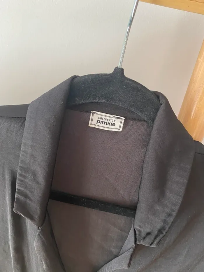 Chemise noire courte et satinée - photo numéro 2