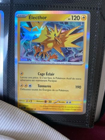 Carte Pokémon holographique neuf