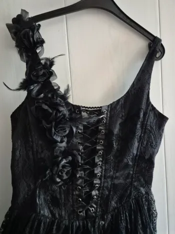 Robe noire à dentelle gothique