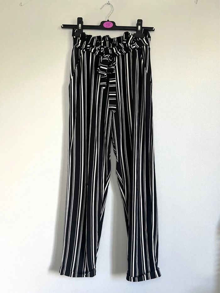 Pantalon fluide taille haute Jennyfer noir et blanc