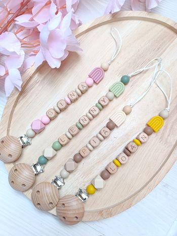 Attache tétine personnalisée arc en ciel