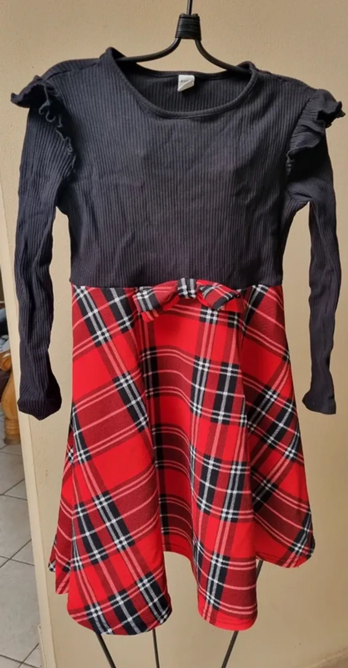 Robe noire avec bas à carreaux rouges