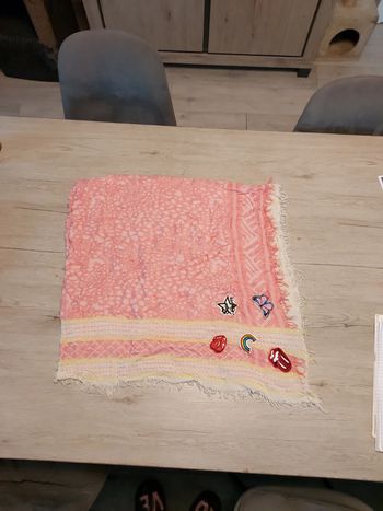 Grand foulard pour enfant ou ado, avec déco et feanges, peu utilisé