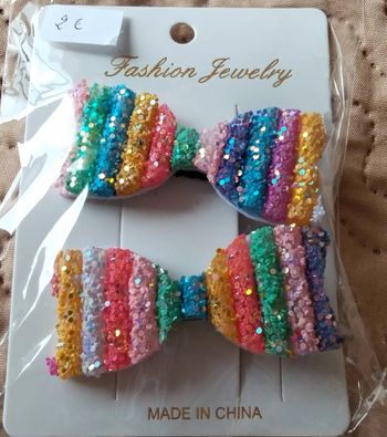 Pinces  cheveux . Multicolores.formes papillons.