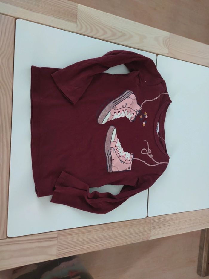 T-shirt Bordeaux avec baskets GEMO 4 ANS