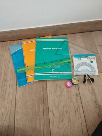 Lot de fournitures d'école cahier règle