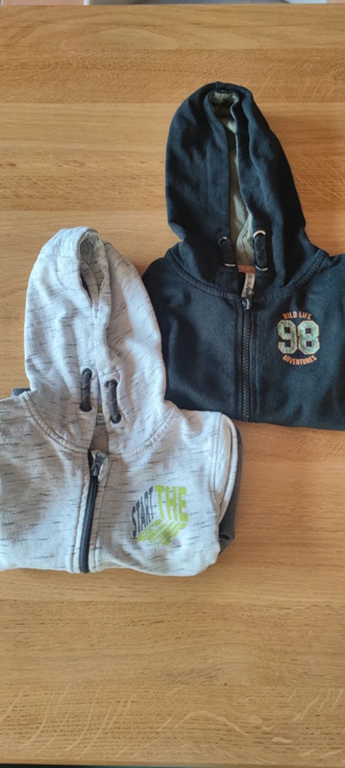 Lot 2 vestes zippées 4 ans