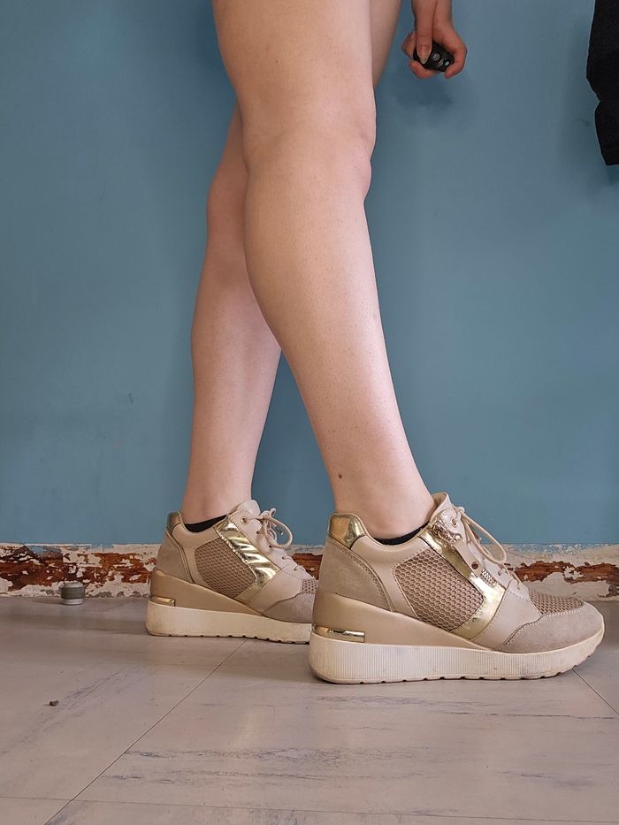 Basket à semelle compensé beige gold bon état - photo numéro 4