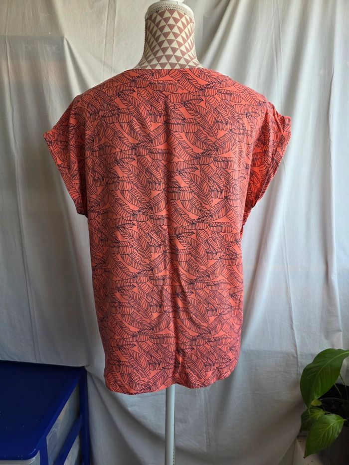 Blouse, corail a motif plumes marine, en acrylique, en excellent état, largeur d'épaule 39cm, largeur sous bras 56cm, longueur 57cm, marque In Extenso =5€ - photo numéro 2