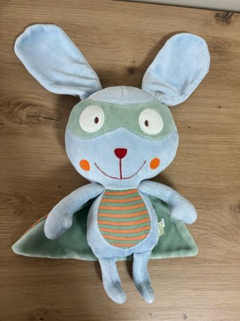 Doudou peluche lapin masque cape bleu vert dpam