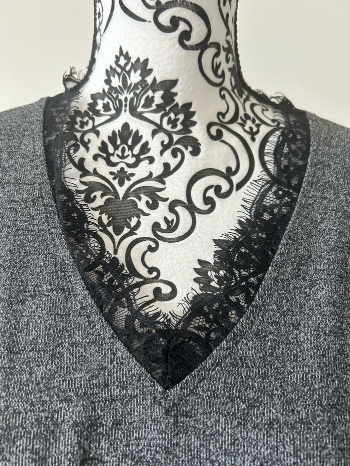 Pull col V SHEIN taille L gris foncé bordure dentelle - photo numéro 2