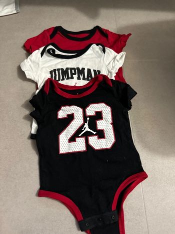 3 bodys 6 mois Jordan