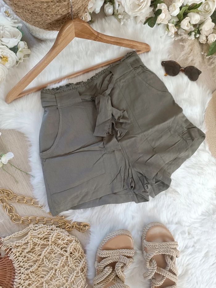 Jolie short taille haute taille 34