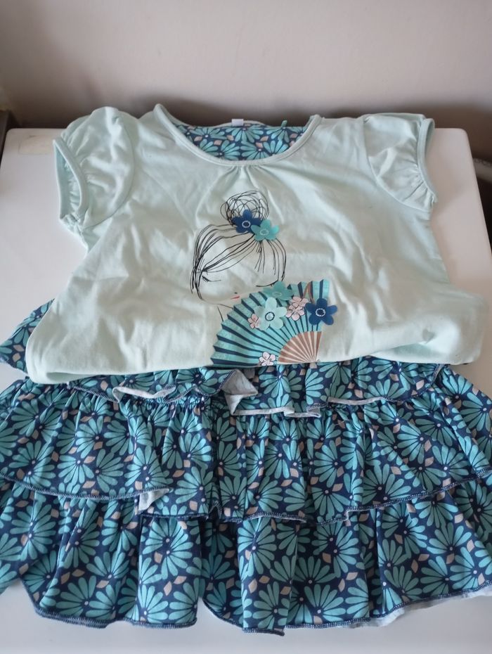 Ensemble assorti . Jupe 8 ans ,tee shirt manches courtes 10 ans. Coton . Parfait état - photo numéro 3