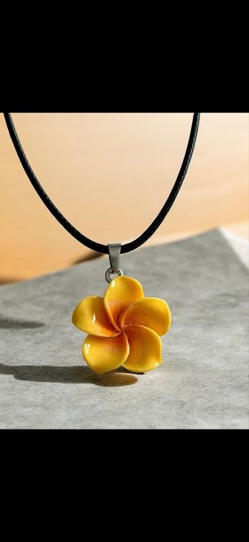 Collier avec pendentif fleur Hawaï monoi orange