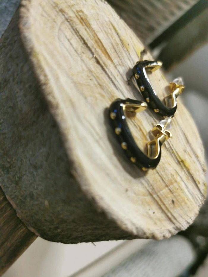 Boucles d’oreilles mile Mila en forme de cœur acier inoxydable or résine noire - photo numéro 2