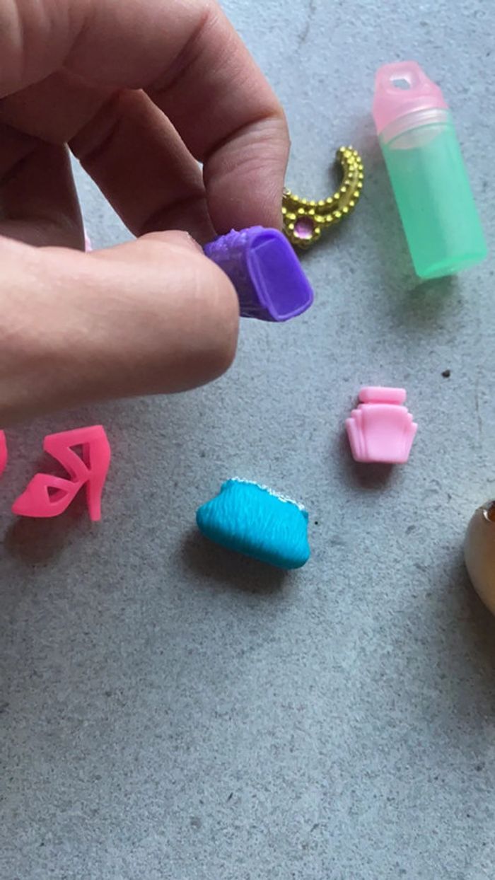 Lot accessoires pour poupée Barbie chaussures gourde collier sac parfum - photo numéro 5