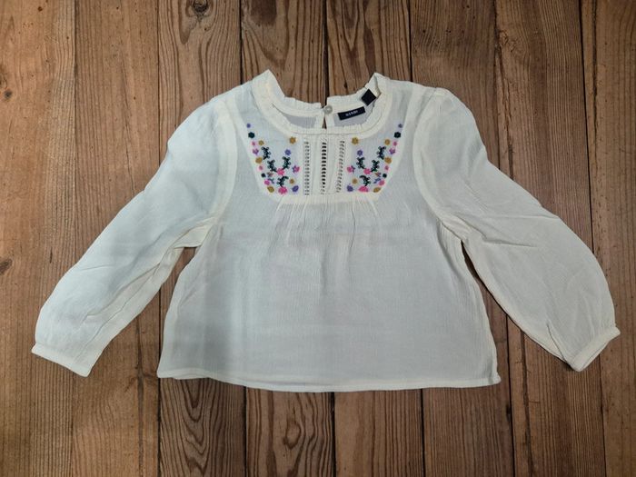 Tunique fluide brodée pour bébé fille.
