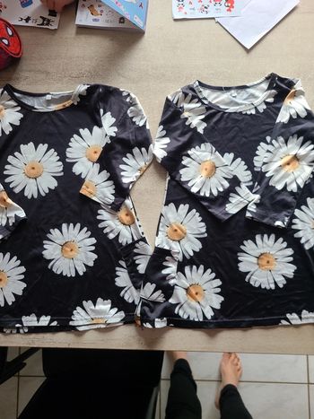 Lot de 2 robes. 5 ans.  Sans marque.