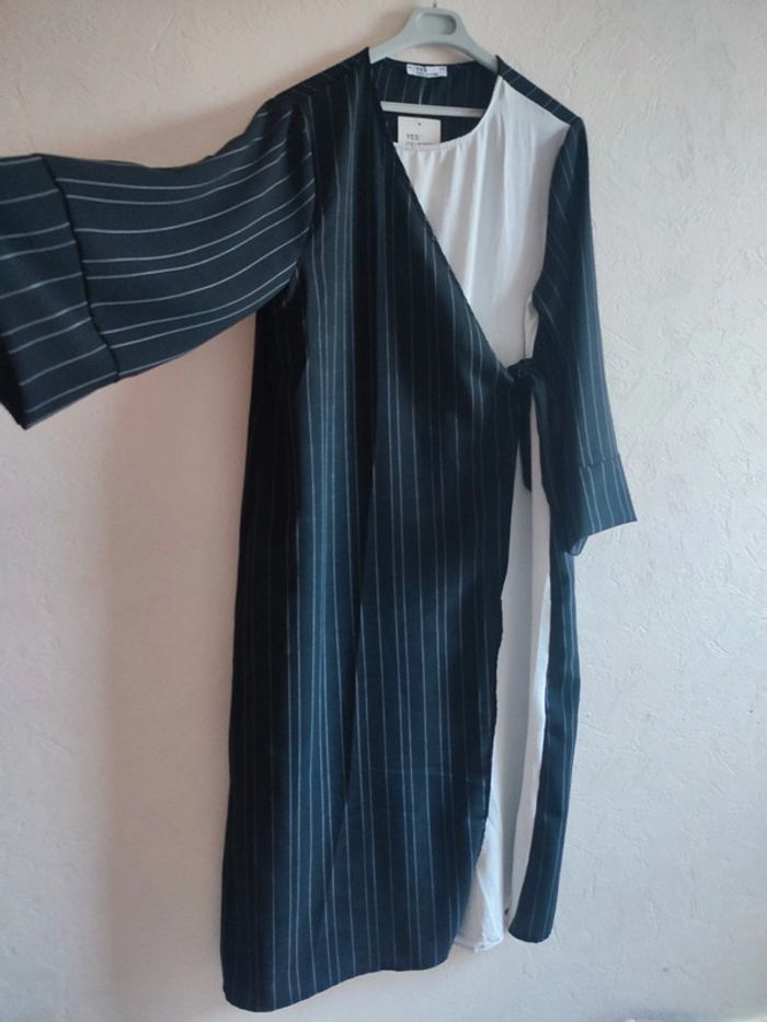 Robe portefeuille longue à rayures noires et blanches – TU