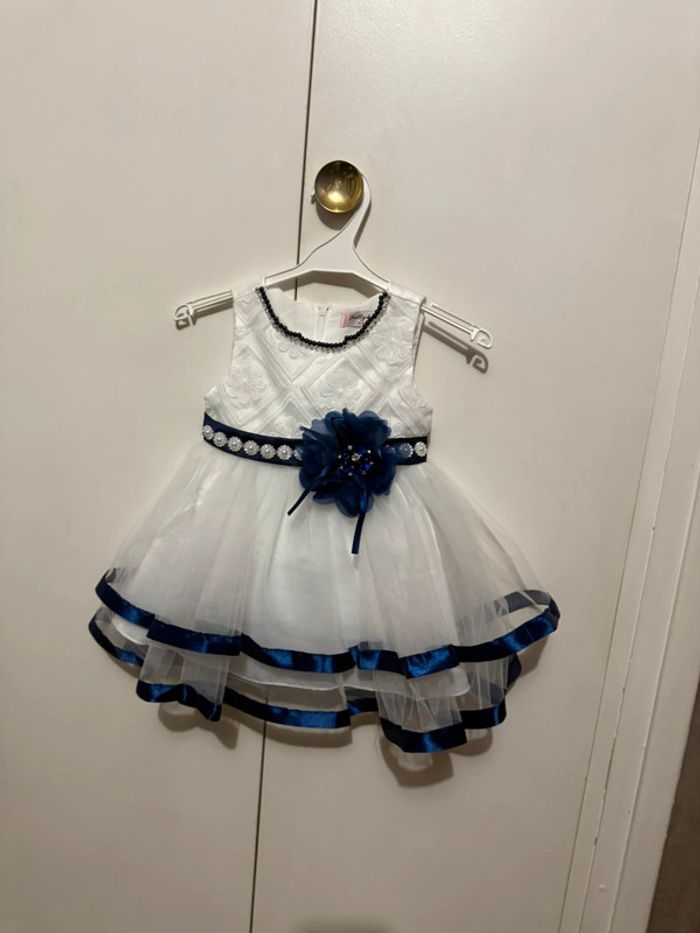 Robe festive blanche et bleue pour bébé