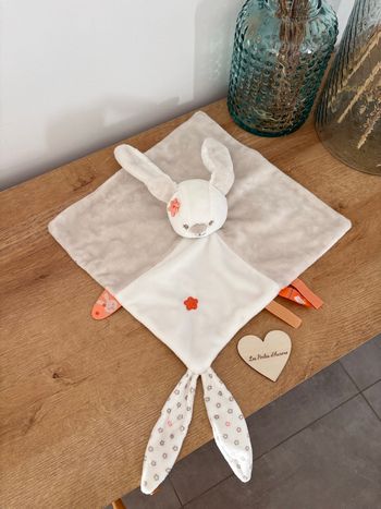 Doudou lapin Mia très bon état 