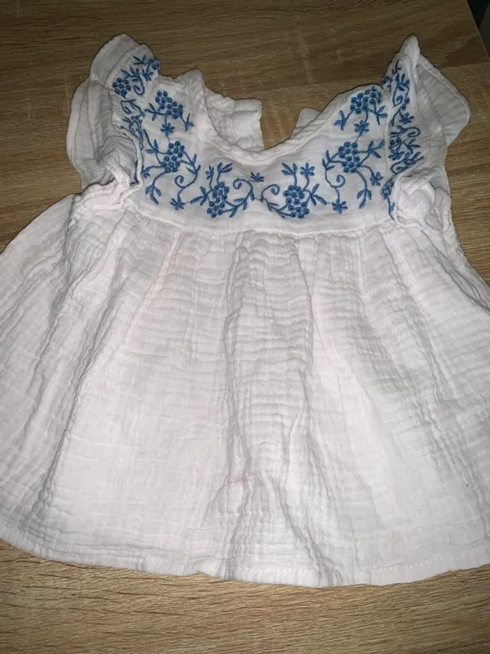 Blouse bébé coton blanc broderie bleue fleurie 9/12 mois
