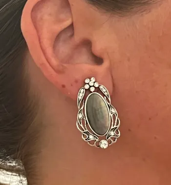 Boucle à clip métal argenté strass et nacre.