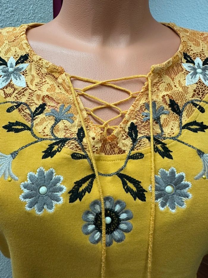 T-shirt jaune avec fleurs brodées et laçage - photo numéro 4