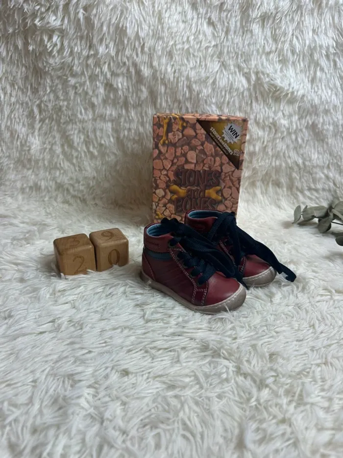 Paire de chaussures bordeaux Stones and Bones taille 20