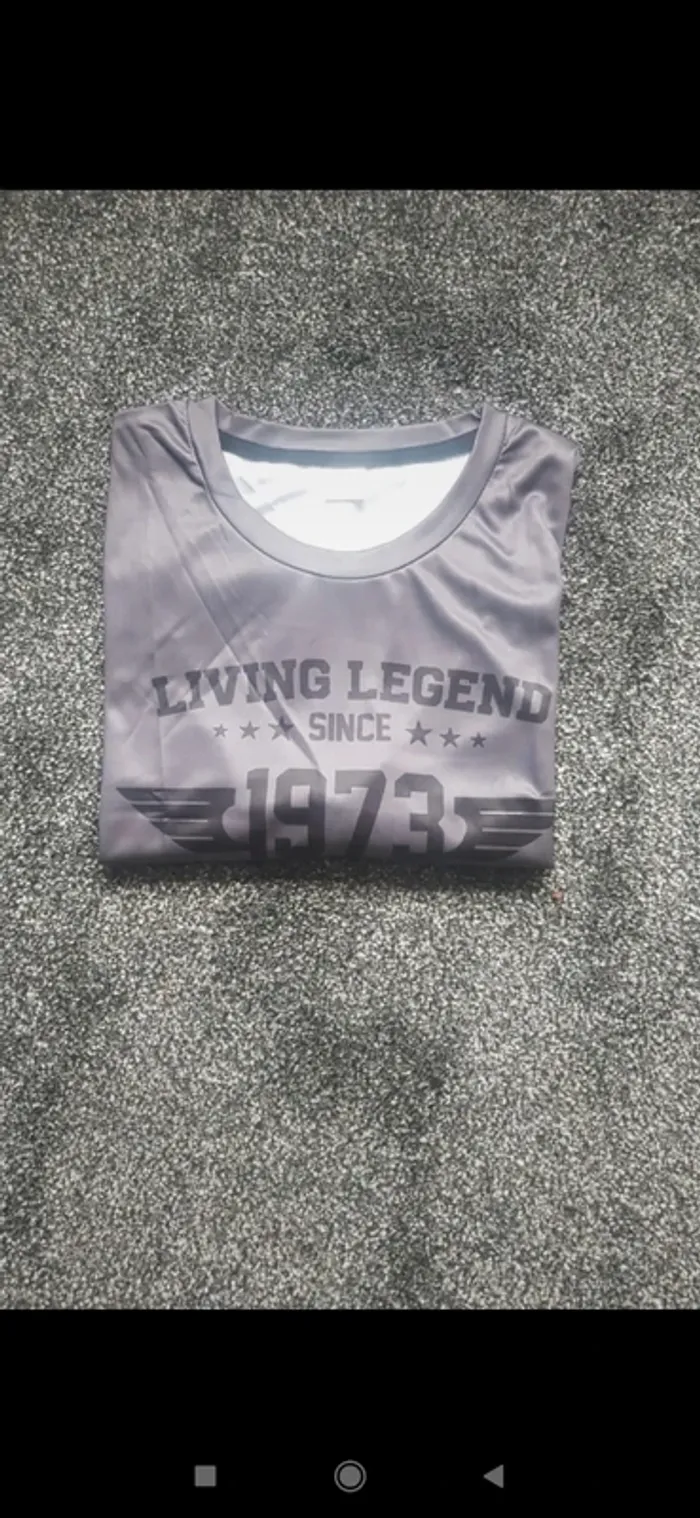 Tee shirt taille S neuf
Couleur gris sur la photo il fait violet - photo numéro 4