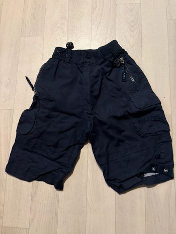 Short bleu marine 2 ans très bon etat