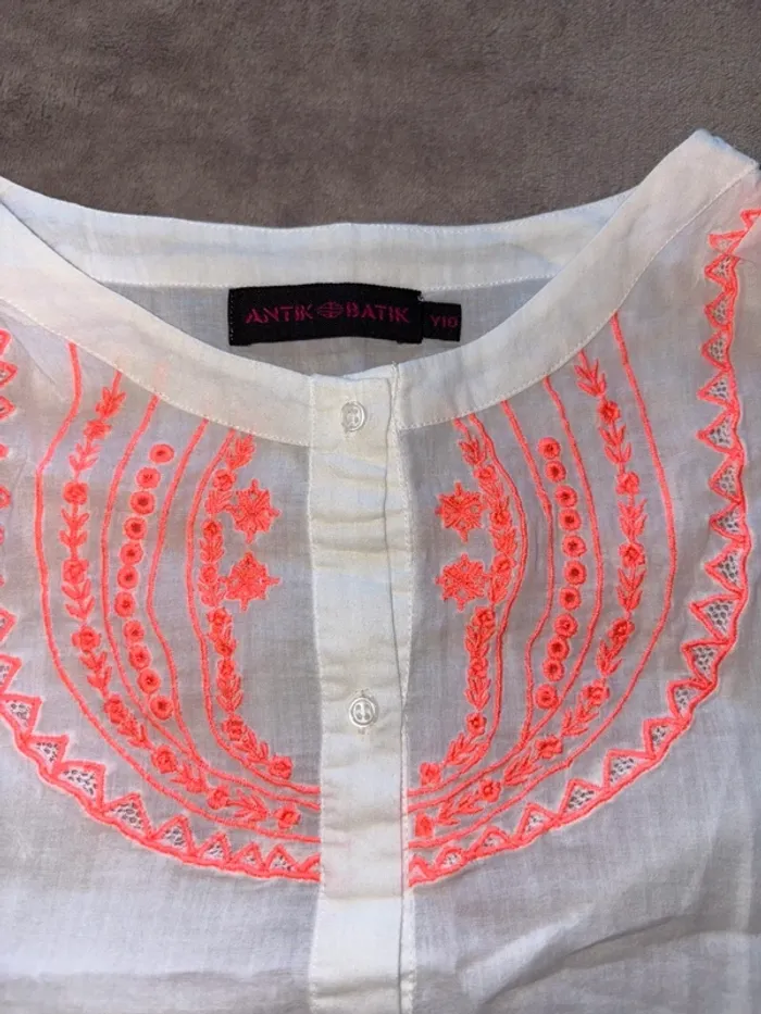Chemise à manches courtes blanche fille taille 10 ans Antik Batik en très bon état - photo numéro 2