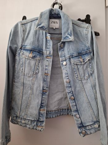 Veste en jean zara taille 34 en très bon état Veste en jean zara taille 34 en très bon état 
Longueur 50 cm
Largeur aisselle à aisselle 45 cm
#vesteenjean #vestezara #zara #taille34_youch202