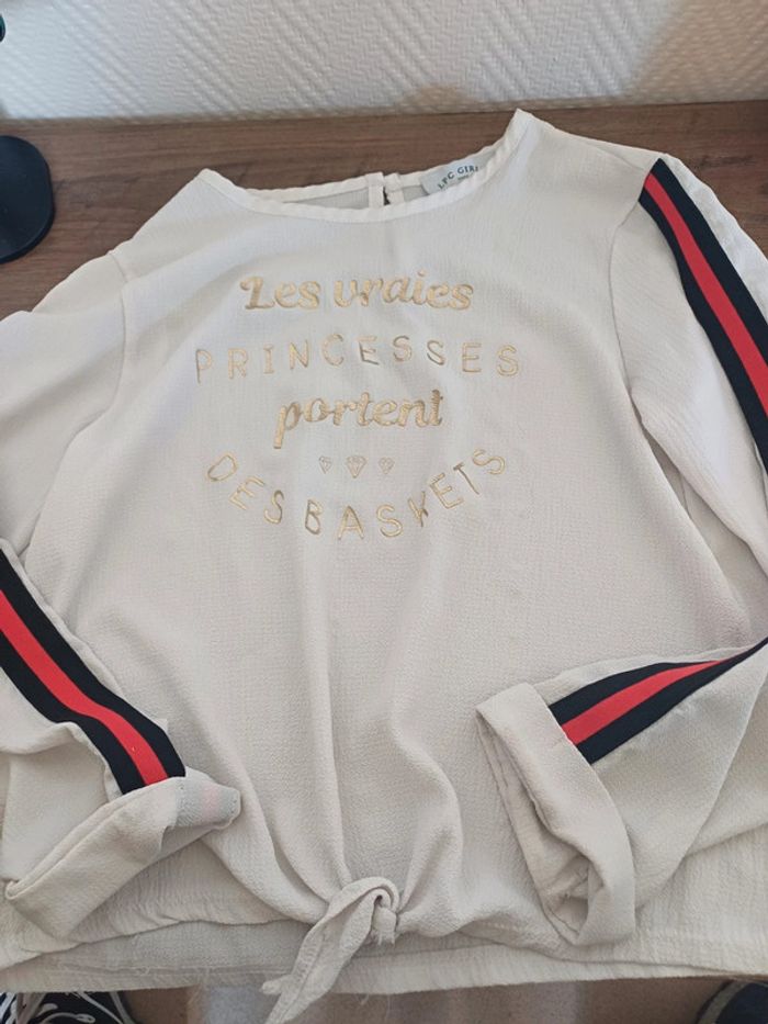 Pull fin blanc avec bande noir et rouge