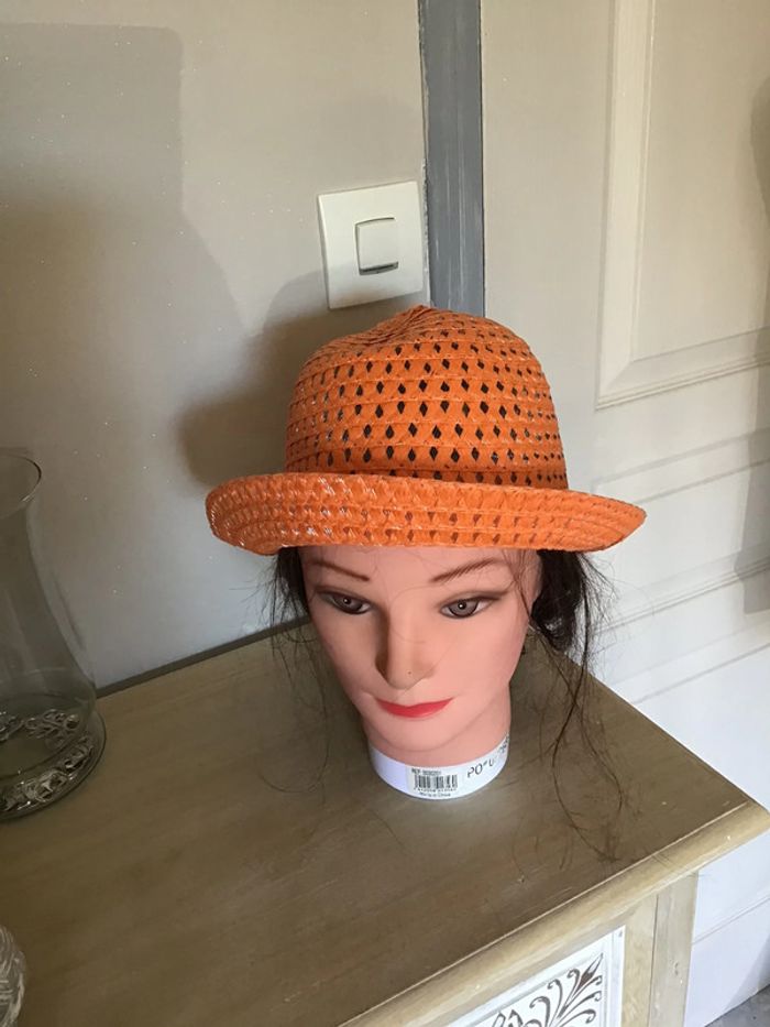 Beau chapeau femme borsalino ajourée couleur corail orangé taille