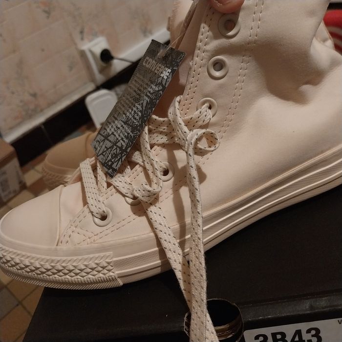 Converses neuves Pointure 37 dans sa boîte - photo numéro 2