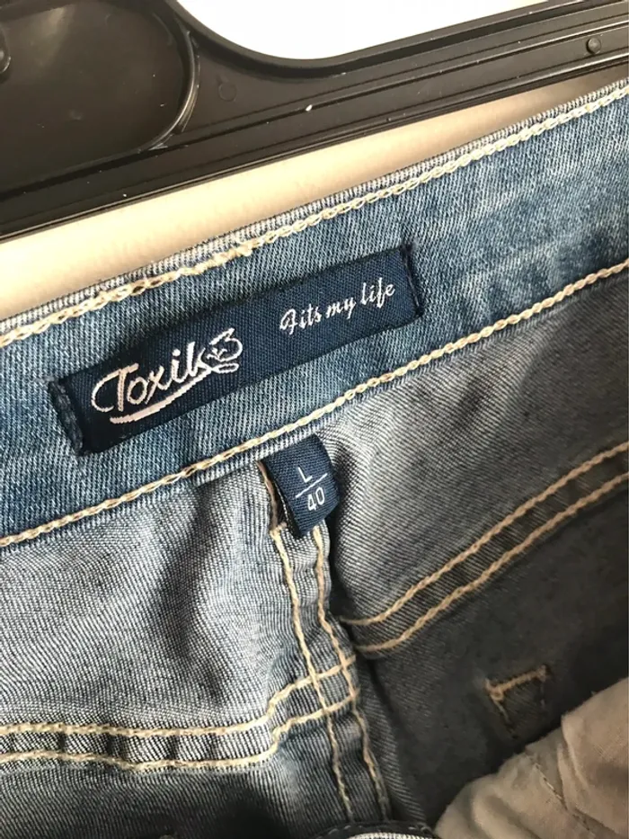 Jean slim Toxik3 taille 40 avec jolis détails sur le côté - photo numéro 7