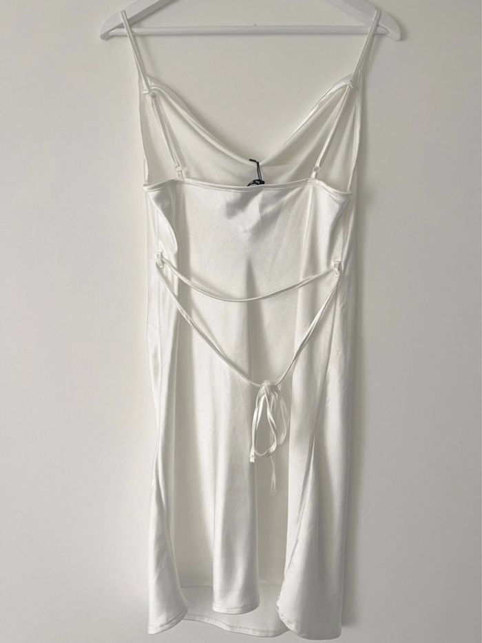 Magnifique robe blanche de soirée ou cérémonie satinée marque Motel taille M - photo numéro 3
