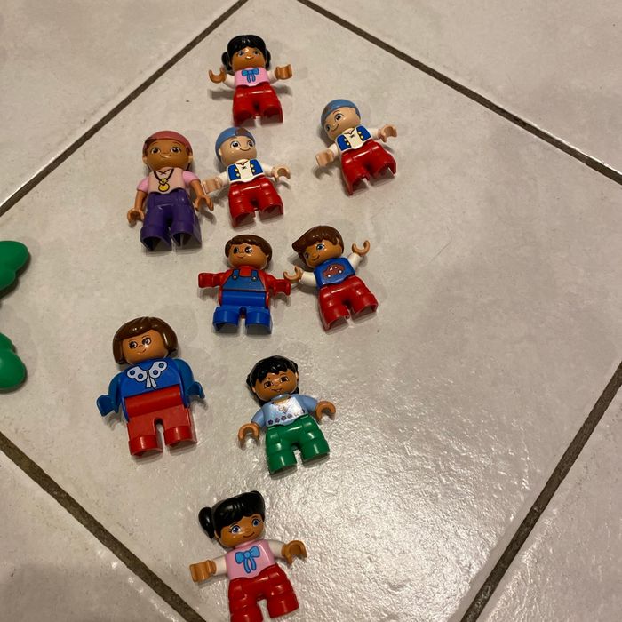 9 personnages lego duplo