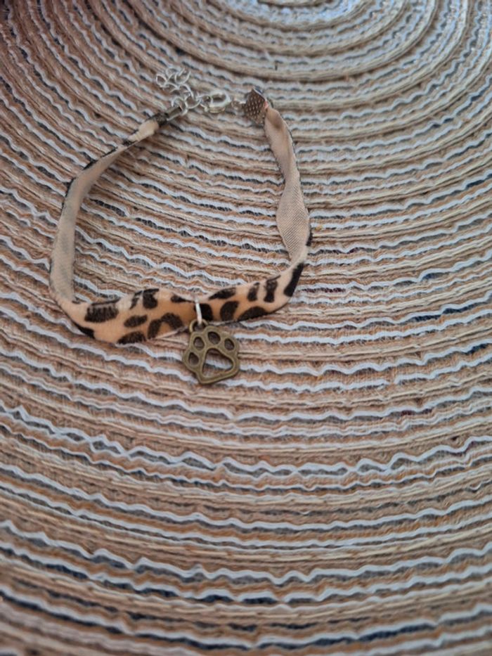 Bracelet en tissu léopard avec patte de chat