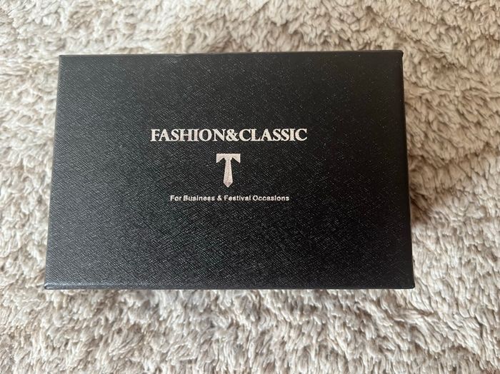 COFFRET ENSEMBLE CRAVATE bleu de chez FASHION & CLASSIC - Coffret à offrir - Coloris bleu et argenté -  l'ensemble comprenant 1 cravate bleue  + 2 boutons de manchette bleu et métal argenté + 1 pince à cravate argenté. - photo numéro 3