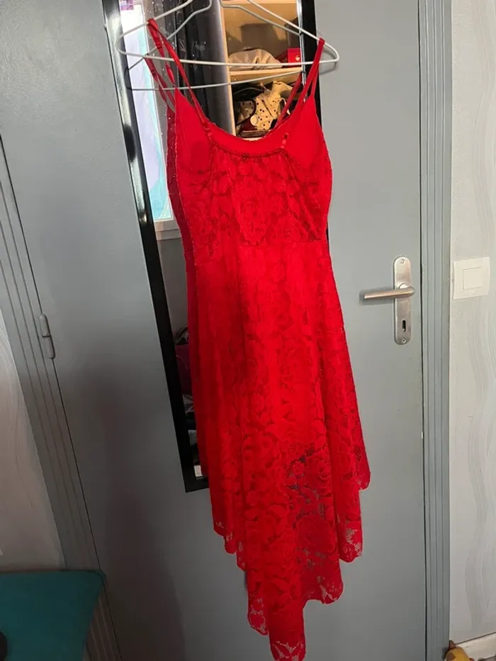 Robe en dentelle rouge - photo numéro 2