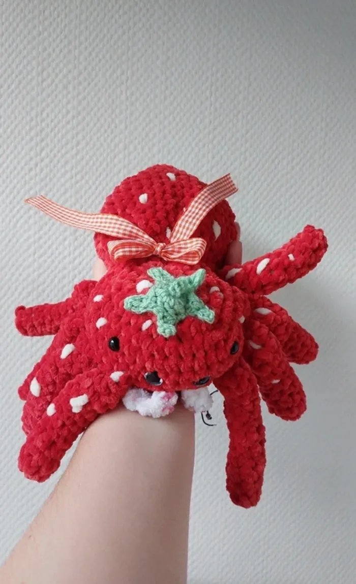 Araignée fraise (avec son noeud) au crochet