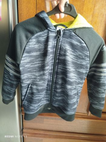 #kytie4ansgarcon. Gilet a capuche taille 4/5 ans