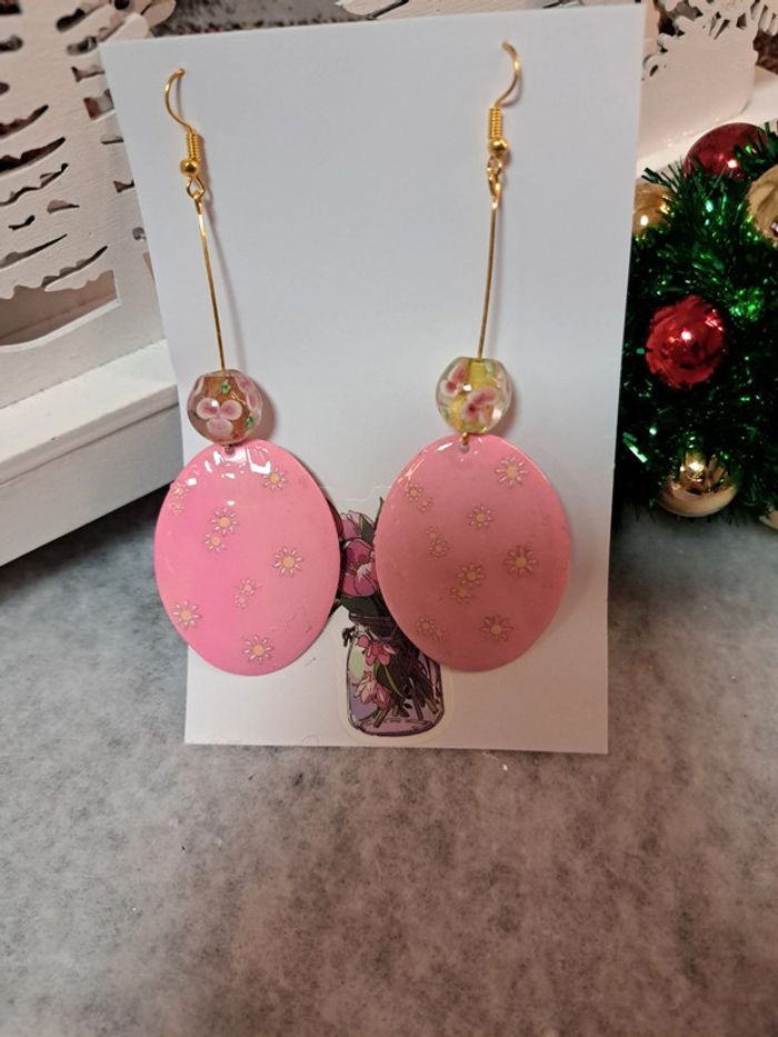 Boucles d'oreilles pendante en résine - photo numéro 3