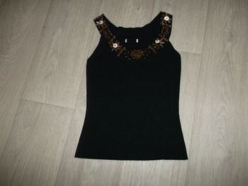 Top dégriffé noir décos perles et boutons taille S NEUF