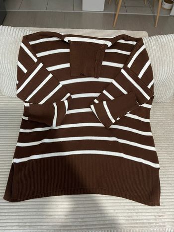Pull col roulé marron bande blanche